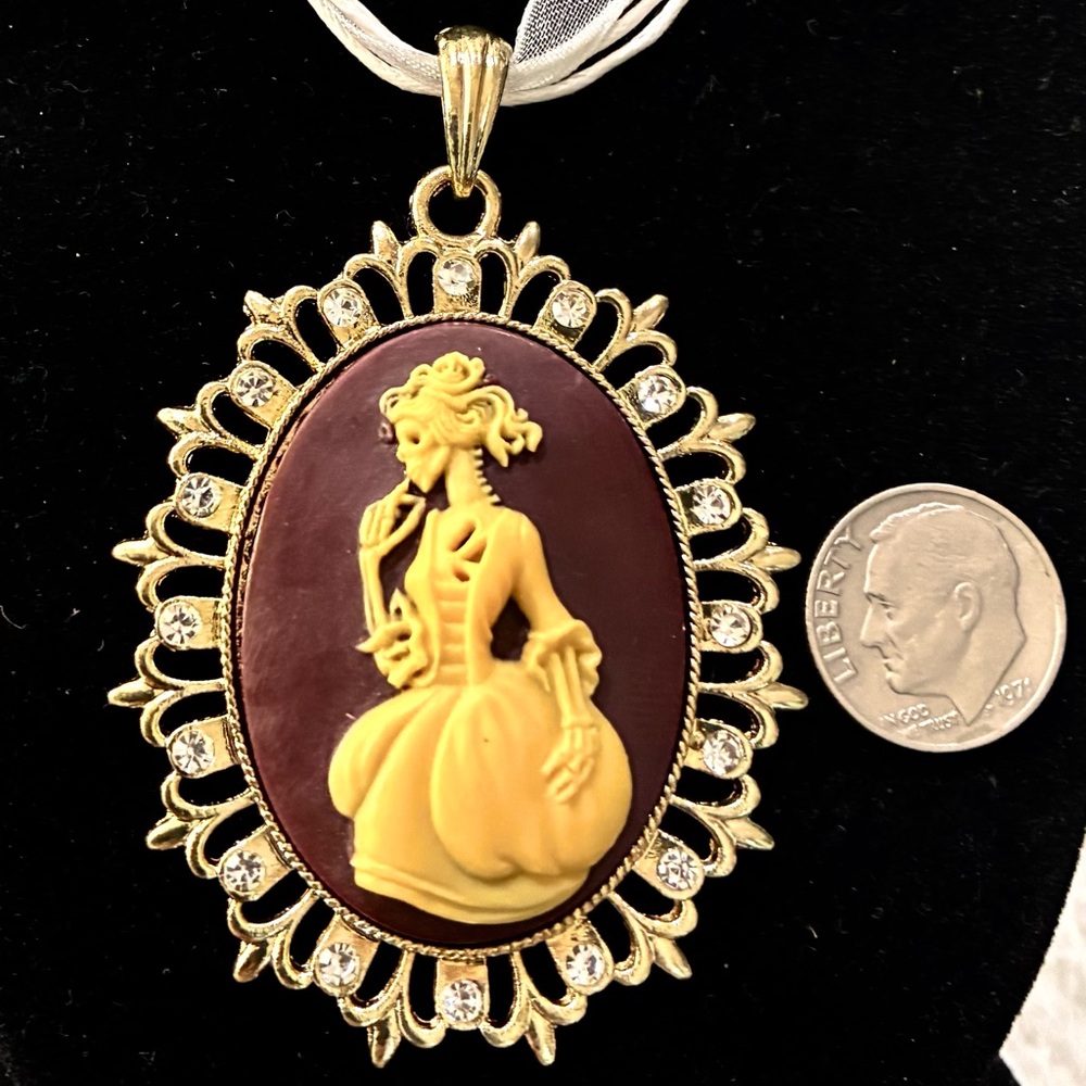 CAMEO> SKELETON SKULL LADY NECKLACE